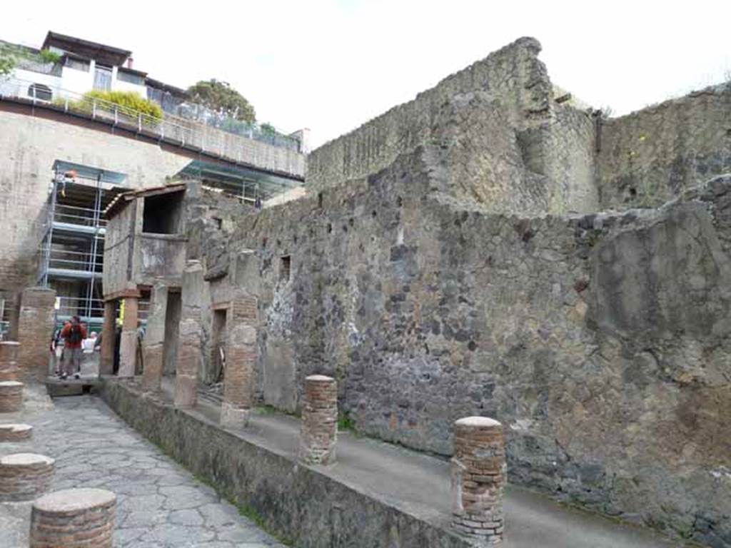 Ins. V.9 (doorway) and V.11 (side wall), Herculaneum. May 2010. North-west corner of insula V, from Cardo IV Superiore.